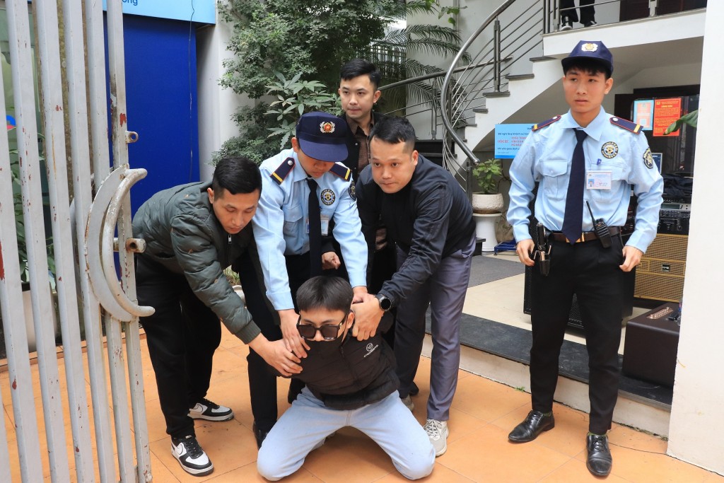 Lực lượng bảo vệ Phòng giao dịch bình tĩnh xử lý, khống chế các đối tượng theo đúng phương án đã được tập huấn, bảo đảm an toàn cho nhân viên và khách hàng tại Phòng giao dịch