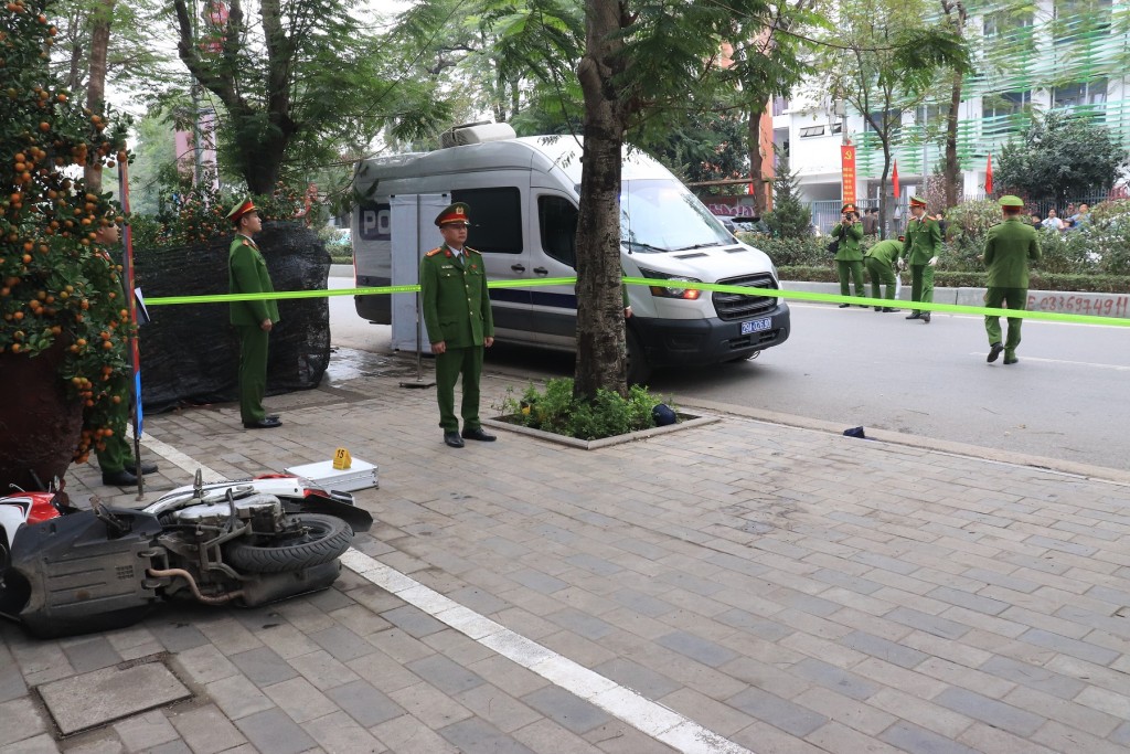 Công an phường Tây Hồ nhanh chóng có mặt tại hiện trường, phối hợp phong tỏa, bảo vệ hiện trường vụ việc.