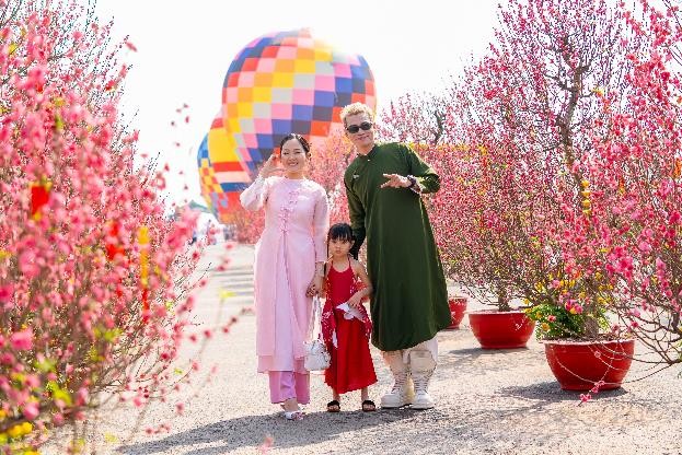 Không gian ngập tràn sắc hoa của cùng đường mai - đào là background check-in “auto” đẹp