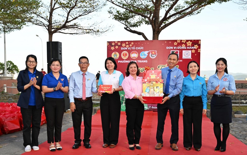 Lãnh đạo Công ty TNHH Nhà nước Một thành viên Yến sào Khánh Hòa tặng quà chúc Tết Ủy ban MTTQ Việt Nam phường Nha Trang