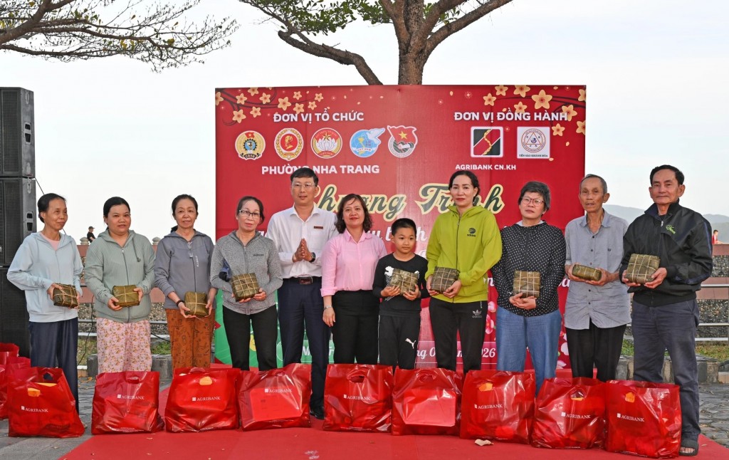 Lãnh đạo Agribank Chi nhánh Khánh Hòa và Ủy ban MTTQ Việt Nam phường trao quà Tết cho các hộ dân