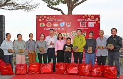 Khánh Hòa: Trao 300 suất quà Tết cho người có hoàn cảnh khó khăn