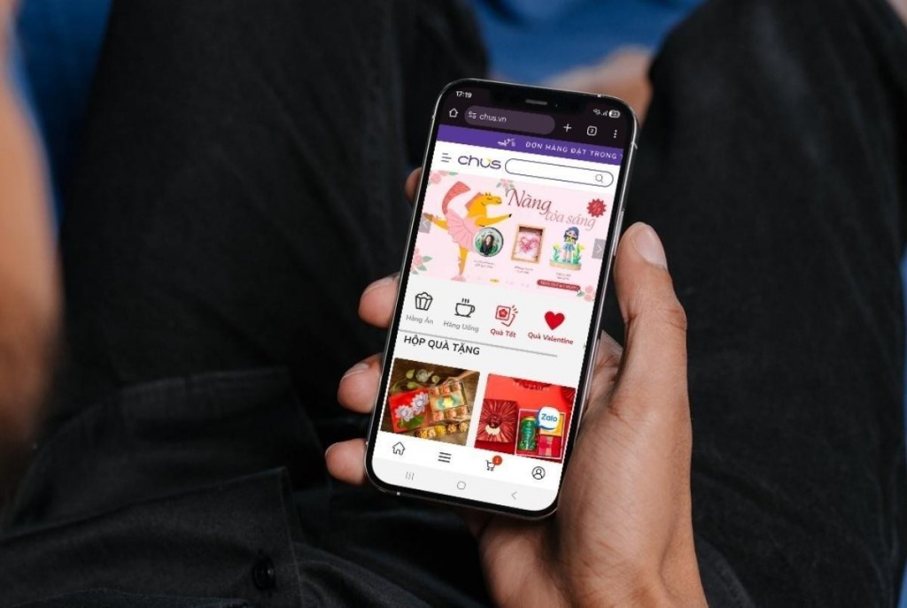 Giao diện trực quan trên thiết bị di động giúp người dùng dễ dàng tiếp cận các giải pháp quà tặng tinh tuyển chỉ với vài thao tác chạm.