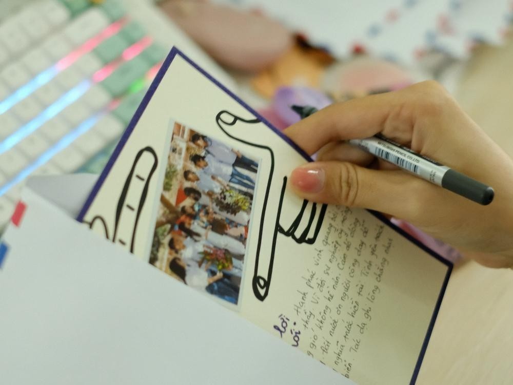 Sự chỉn chu trong từng dịch vụ đi kèm như viết thiệp tay hay đóng gói thủ công giúp món quà giữ trọn vẹn giá trị tinh thần.