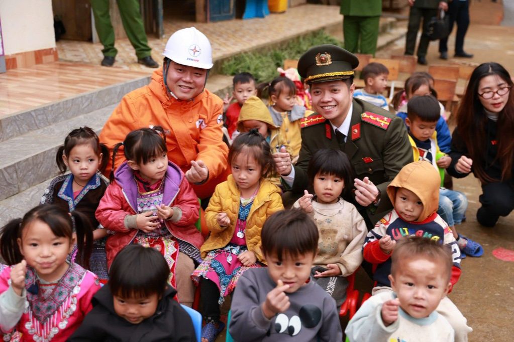 Đại úy Nguyễn Huy Hoàng tích cực tham gia các hoạt động vì cộng đồng 