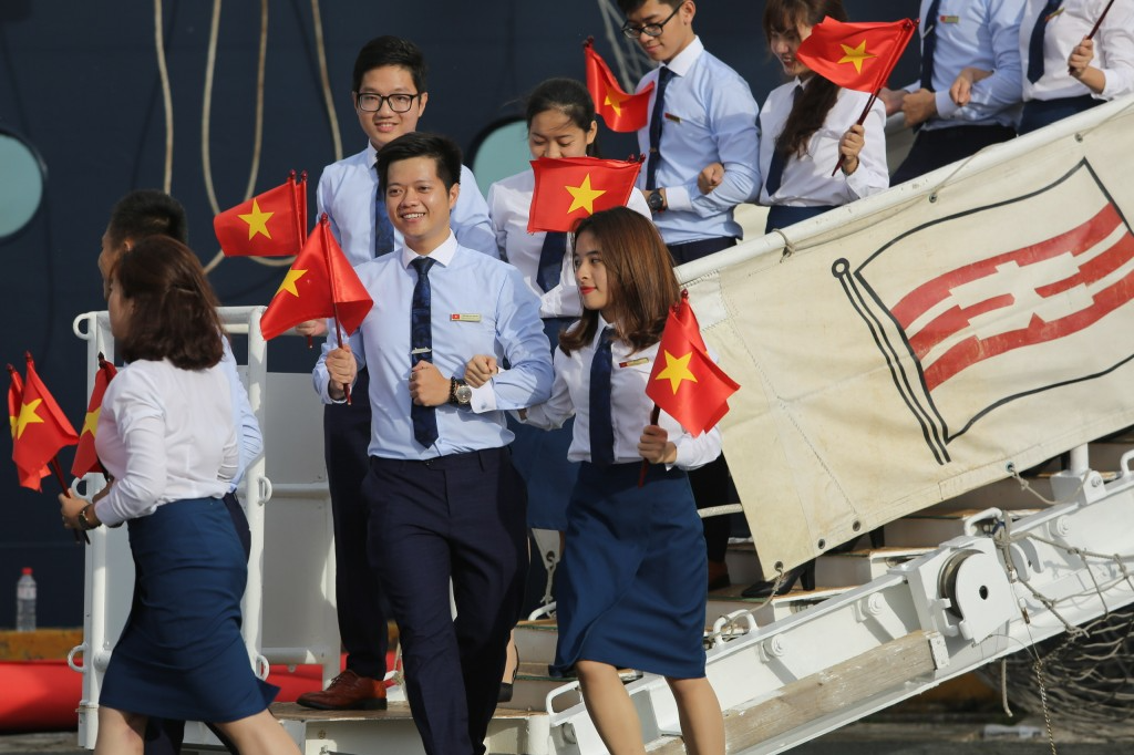 Đại úy Nguyễn Huy Hoàng (bên trái, hàng thứ 2) tham gia 