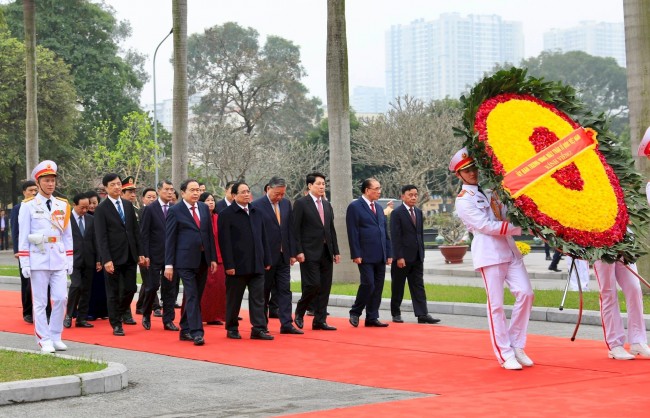 Lãnh đạo Đảng, Nhà nước và TP Hà Nội dâng hương tại Nghĩa trang Mai Dịch
