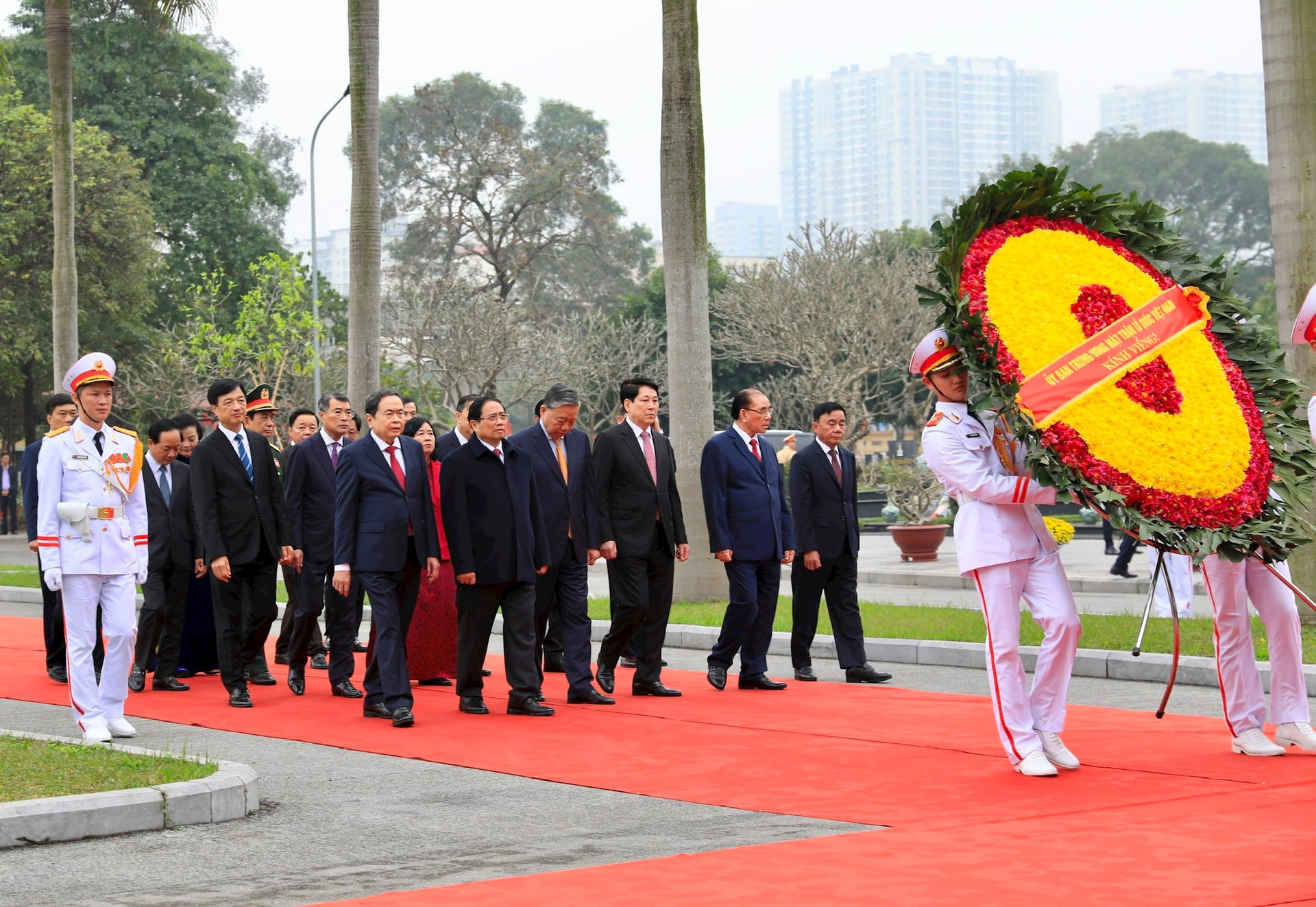 Lãnh đạo Đảng, Nhà nước và TP Hà Nội dâng hương tại Nghĩa trang Mai Dịch