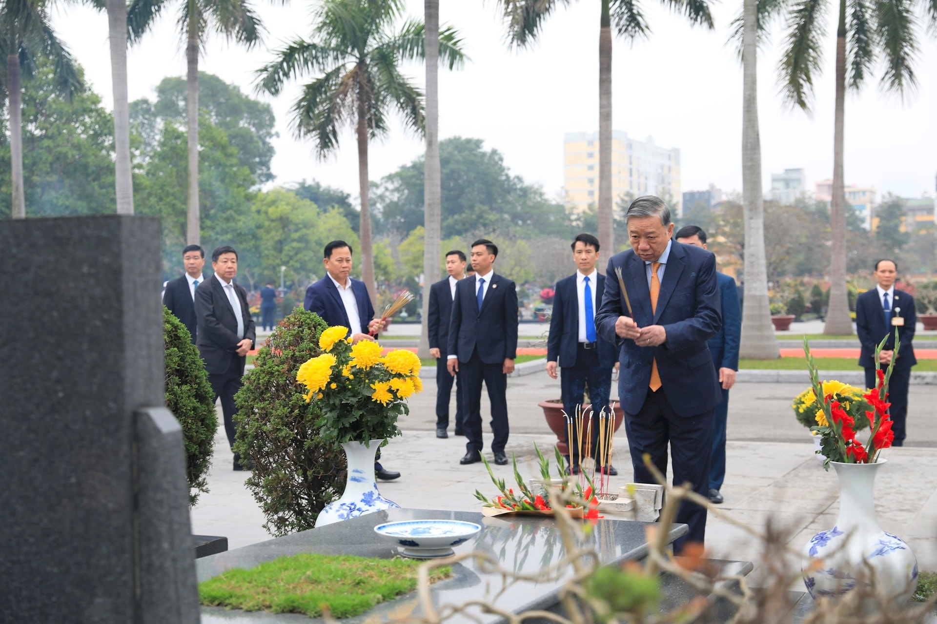 Lãnh đạo Đảng, Nhà nước và TP Hà Nội dâng hương tại Nghĩa trang Mai Dịch