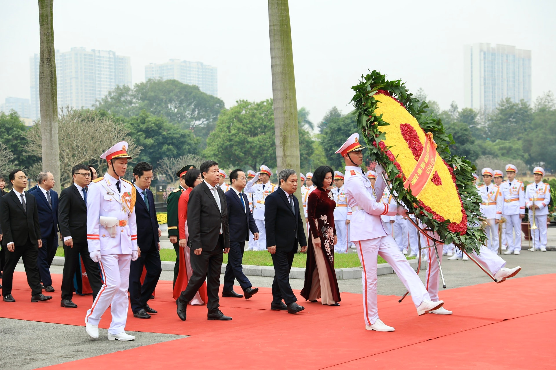 Lãnh đạo Đảng, Nhà nước và TP Hà Nội dâng hương tại Nghĩa trang Mai Dịch