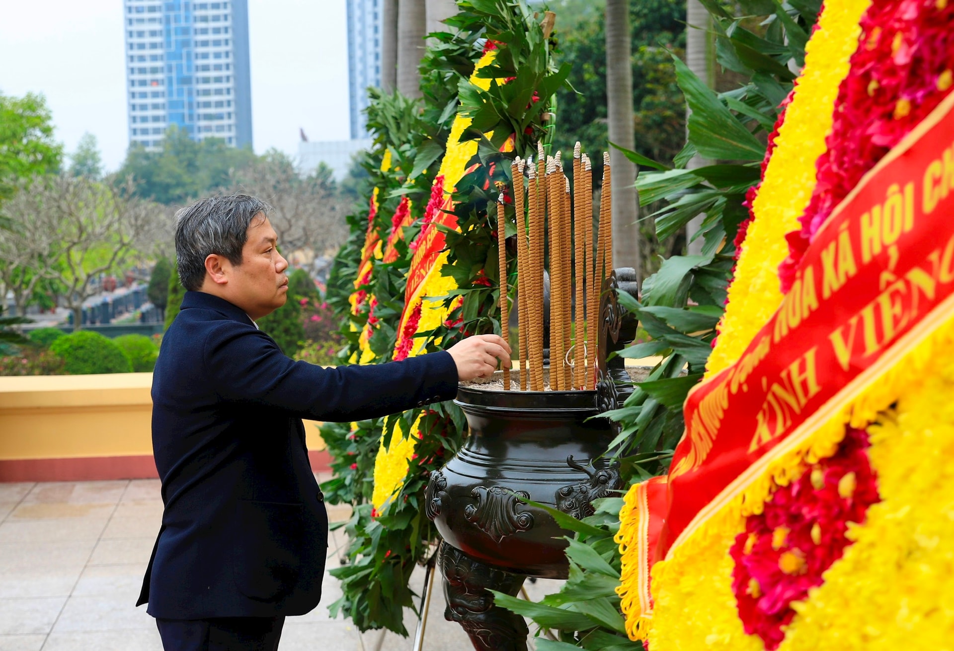 Lãnh đạo Đảng, Nhà nước và TP Hà Nội dâng hương tại Nghĩa trang Mai Dịch