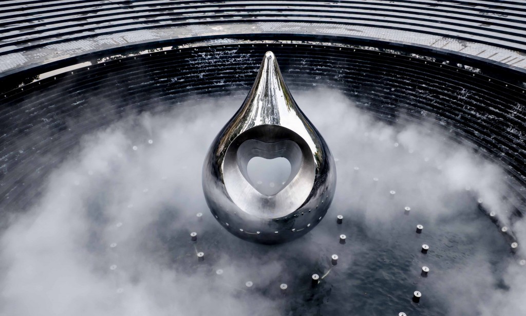 Tâm điểm của công viên là quảng trường đặt Tượng đài Giọt nước làm bằng inox gương