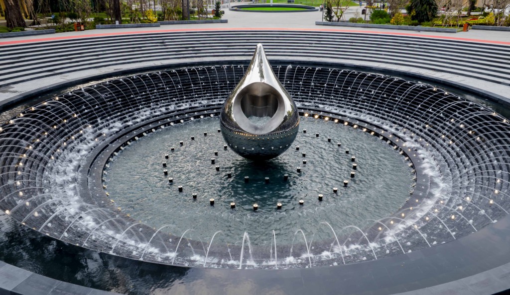 Tâm điểm của công viên là quảng trường đặt Tượng đài Giọt nước làm bằng inox gương