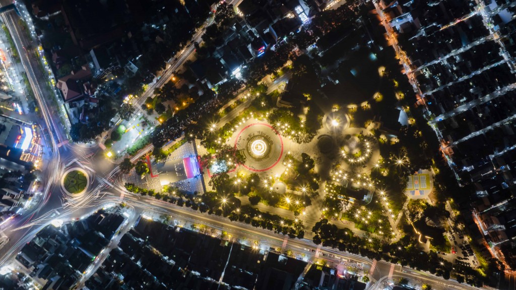 Công viên số 1 Lý Thái Tổ tạo ra một “khoảng lặng xanh” giữa trung tâm siêu đô thị TP HCM