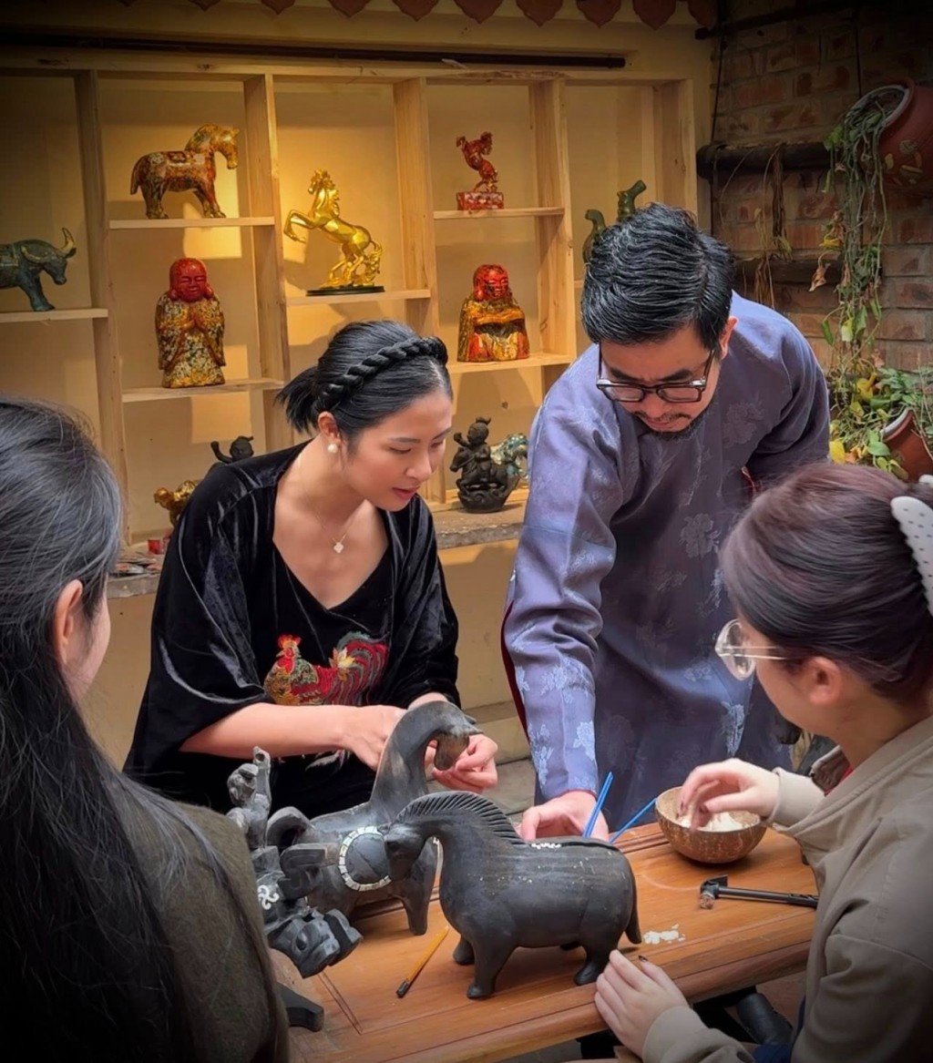 Nghệ nhân Nguyễn Tấn Phát hướng dẫn Hoa hậu Ngọc Hân và các bạn trẻ làm sơn mài