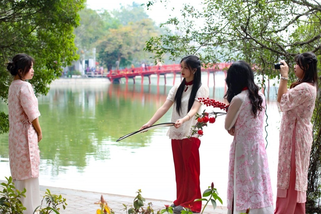 Chụp ảnh Tết tại hồ Gươm Chụp ảnh Tết tại hồ Gươm