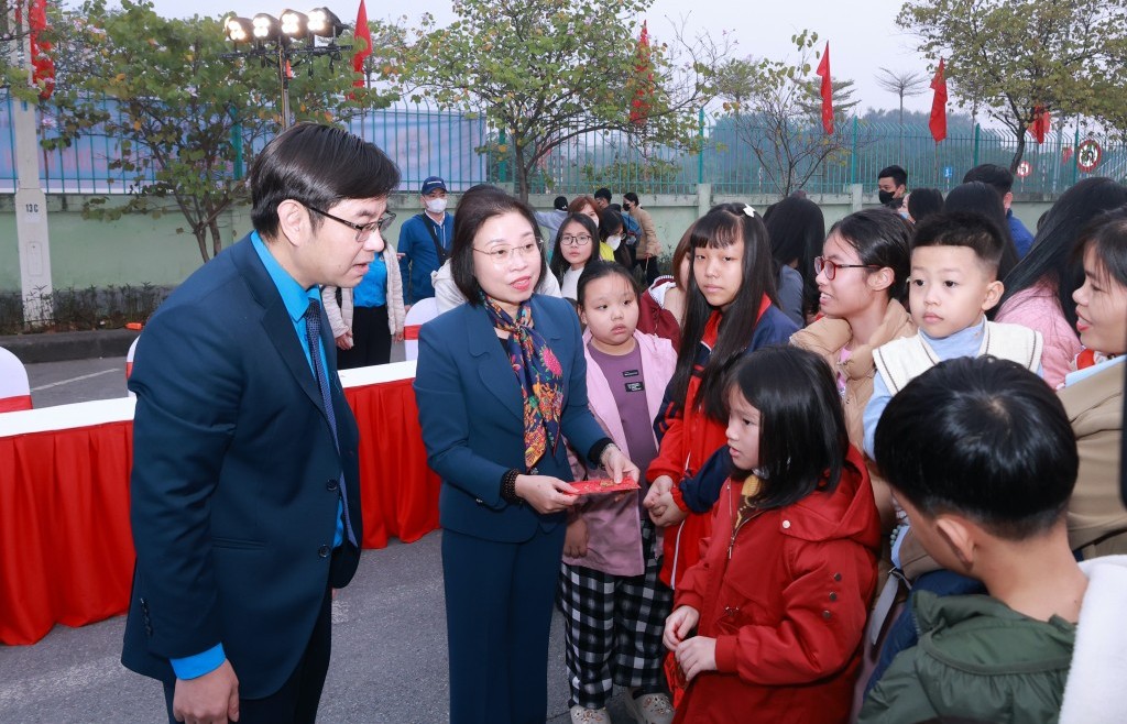 26 chuyến xe nghĩa tình đưa 1.200 công nhân về quê đón Tết