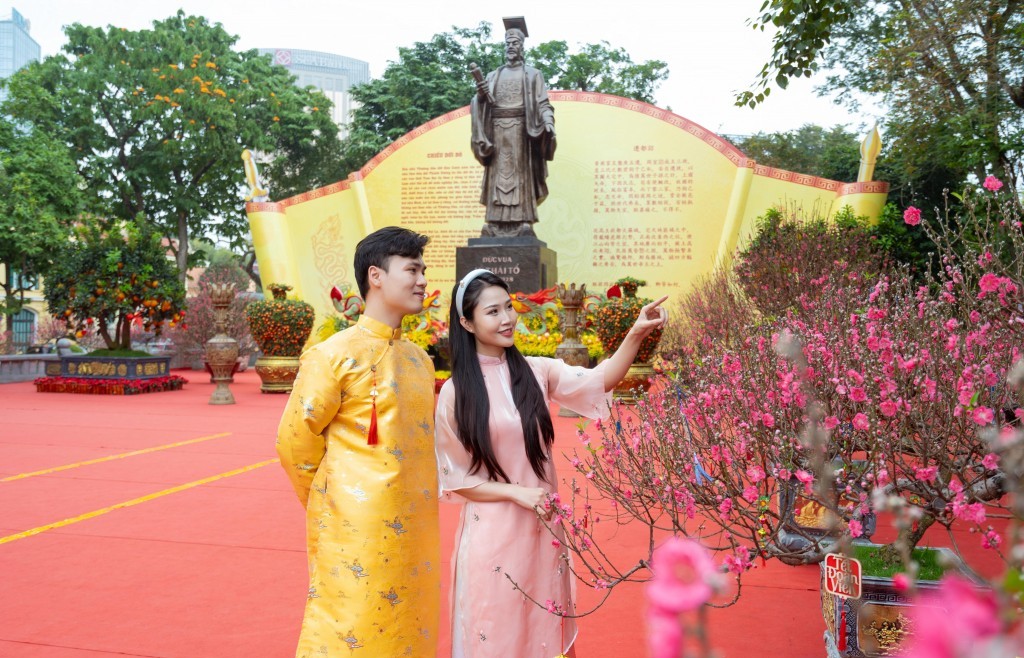 Khách Tây ngỡ ngàng với không gian hoa xuân ấn tượng giữa lòng Hà Nội