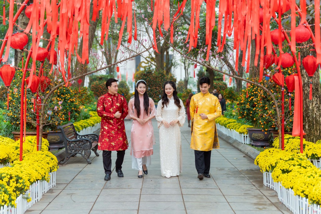 Các nam thanh nữ tú “lên đồ” du xuân trên con đường ngập sắc đỏ vàng.