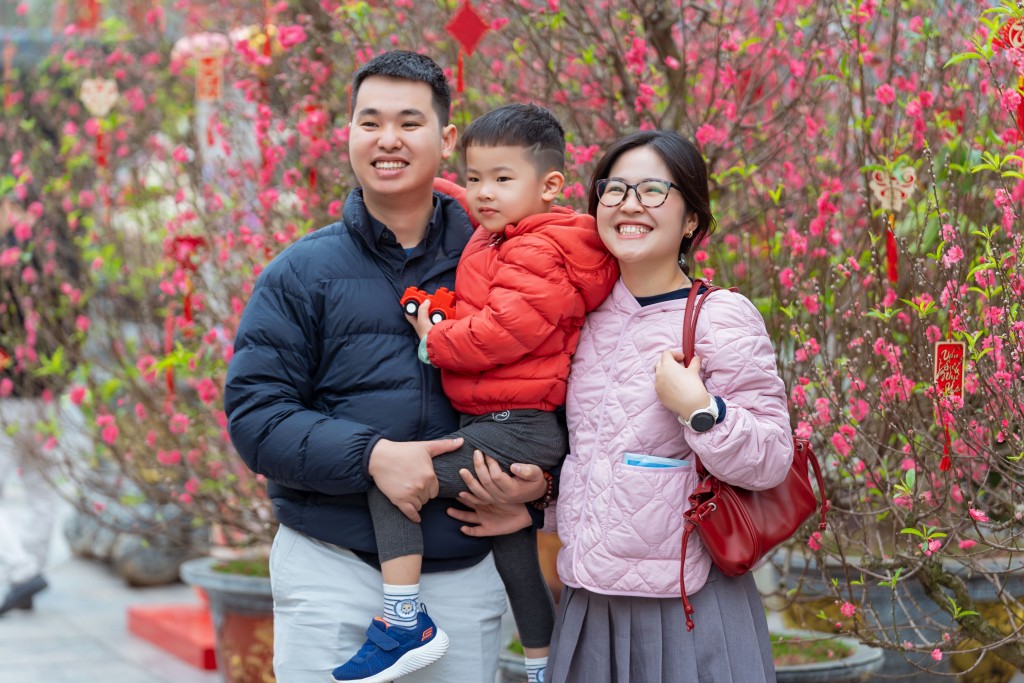 Du khách thích thú lưu lại khoảnh khắc đầu xuân bên người thân.