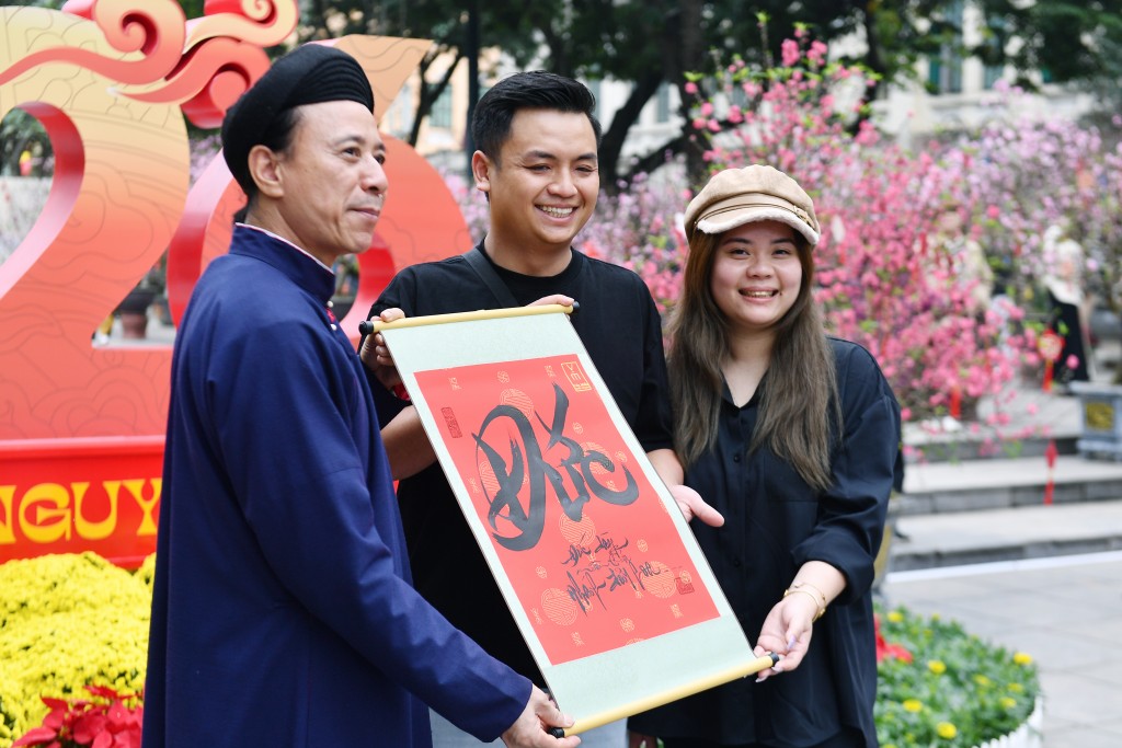 Các bạn trẻ nô nức xin chữ thầy đồ trong không gian hoa xuân Lý Thái Tổ