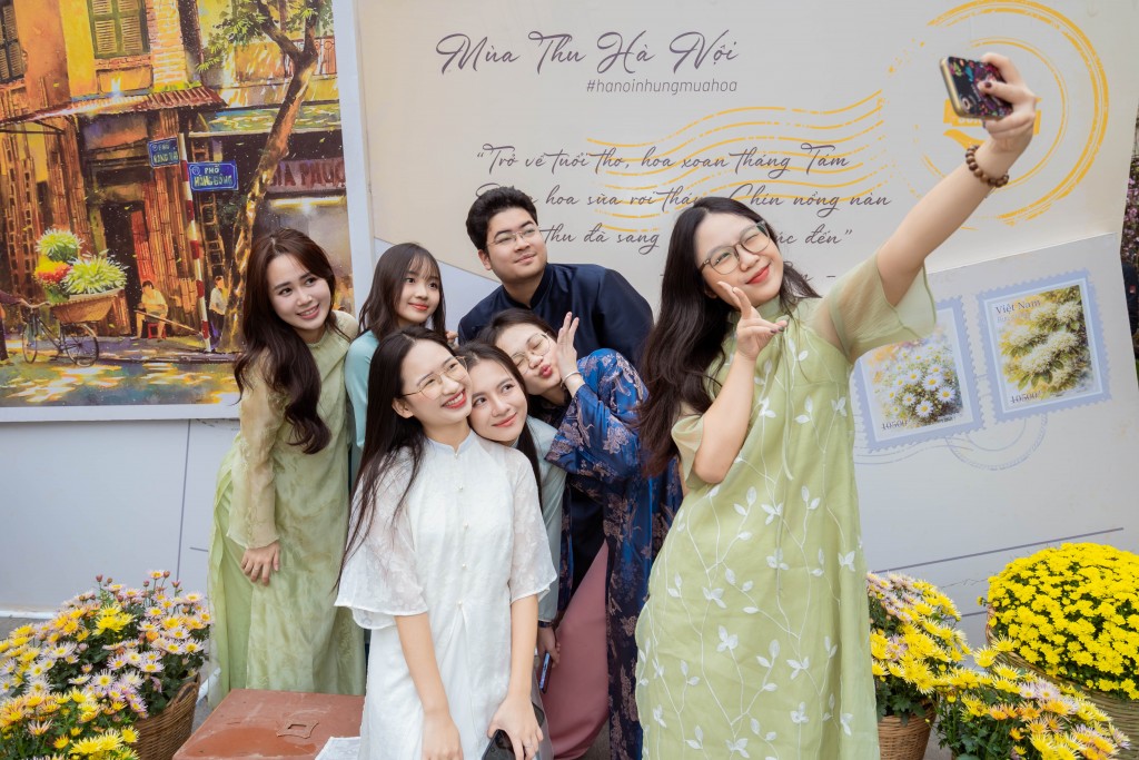 Đông đảo giới trẻ đến check-in không gian hoa xuân ngay từ khi khai mạc.