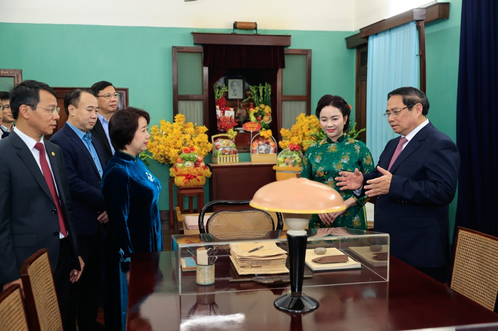 Thăm khu trưng bày một số hiện vật gắn liền với Bác Hồ trong thời gian Bác ở nhà 67, Thủ tướng Chính phủ Phạm Minh Chính lưu ý cán bộ nhân viên Khu di tích thay mặt toàn dân tộc, gìn giữ, bảo tồn, chăm sóc, phát huy những giá trị hiện vật Khu di tích - Ảnh: VGP/Nhật Bắc Thăm khu trưng bày một số hiện vật gắn liền với Bác Hồ trong thời gian Bác ở nhà 67, Thủ tướng Chính phủ Phạm Minh Chính lưu ý cán bộ nhân viên Khu di tích thay mặt toàn dân tộc, gìn giữ, bảo tồn, chăm sóc, phát huy những giá trị hiện vật Khu di tích - Ảnh: VGP/Nhật Bắc