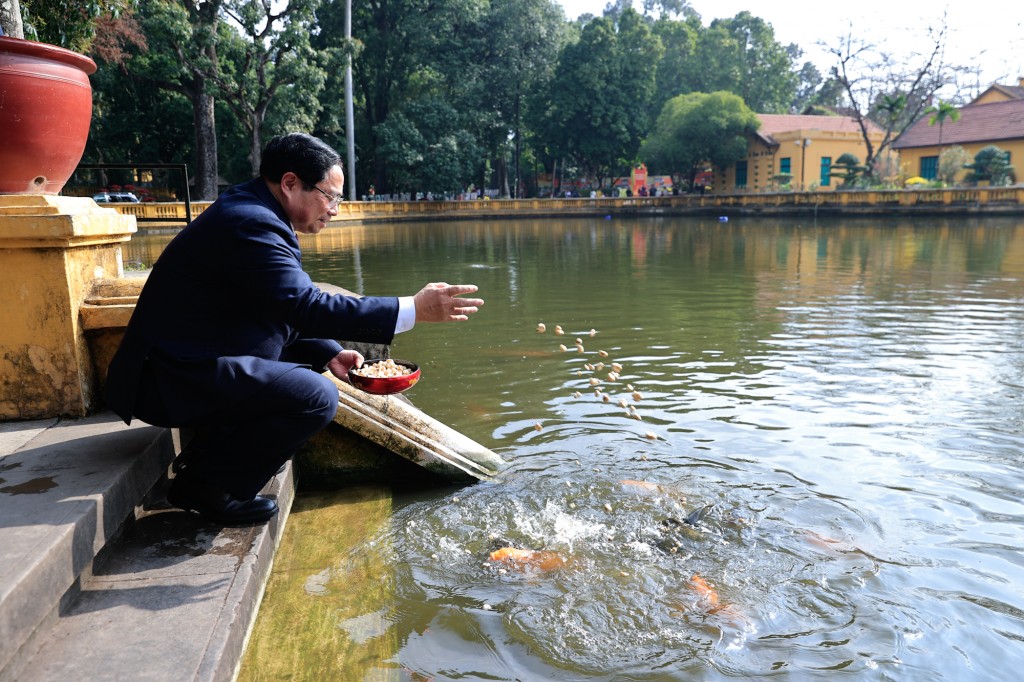 Thủ tướng Chính phủ Phạm Minh Chính thăm ao cá Bác Hồ - Ảnh: VGP/Nhật Bắc Thủ tướng Chính phủ Phạm Minh Chính thăm ao cá Bác Hồ - Ảnh: VGP/Nhật Bắc