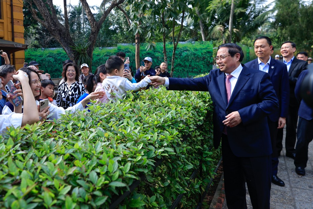 Thủ tướng và bà con, du khách tham quan - Ảnh: VGP/Nhật Bắc Thủ tướng và bà con, du khách tham quan - Ảnh: VGP/Nhật Bắc