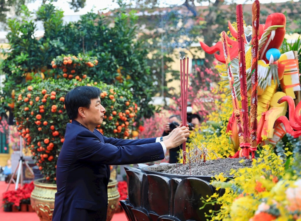 Lãnh đạo TP Hà Nội dâng hương tưởng nhớ các vị liệt tổ, liệt tông và Chủ tịch Hồ Chí Minh