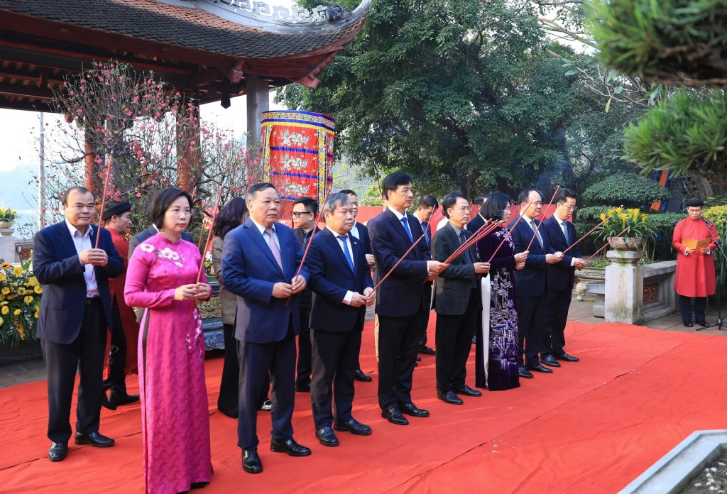 Lãnh đạo TP Hà Nội dâng hương tưởng nhớ các vị liệt tổ, liệt tông và Chủ tịch Hồ Chí Minh