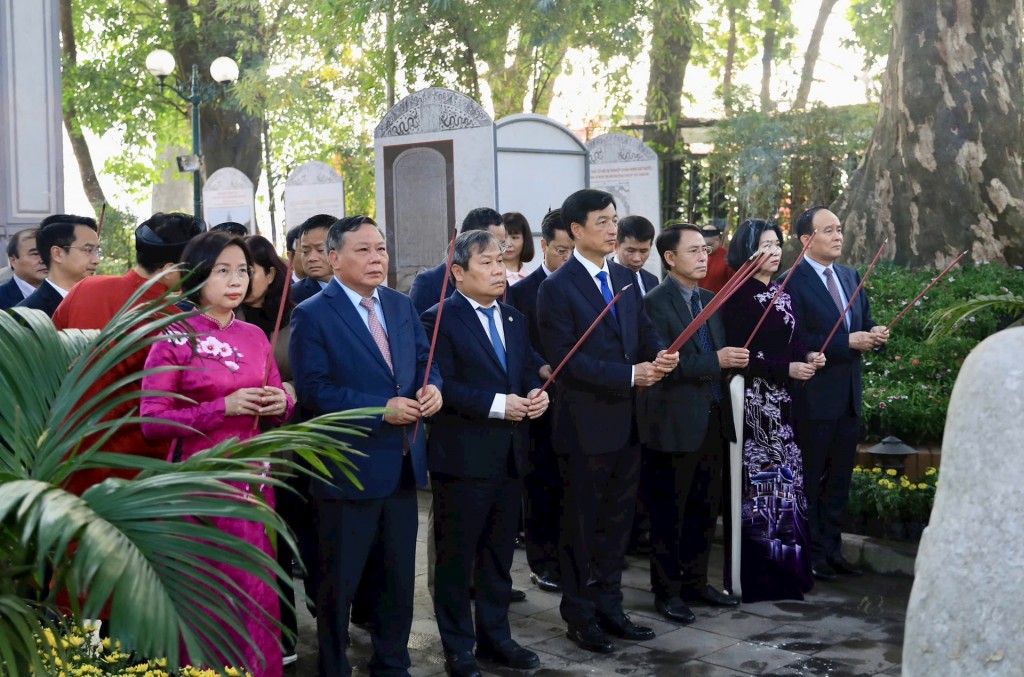 Lãnh đạo TP Hà Nội dâng hương tưởng nhớ các vị liệt tổ, liệt tông và Chủ tịch Hồ Chí Minh