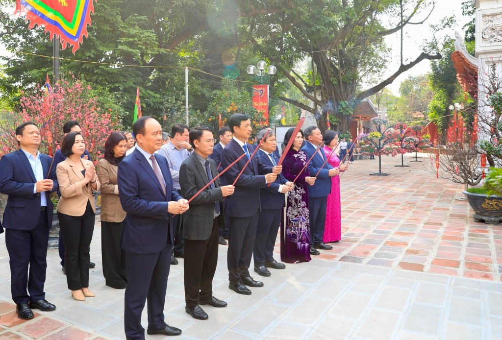 Lãnh đạo TP Hà Nội dâng hương tưởng nhớ các vị liệt tổ, liệt tông và Chủ tịch Hồ Chí Minh