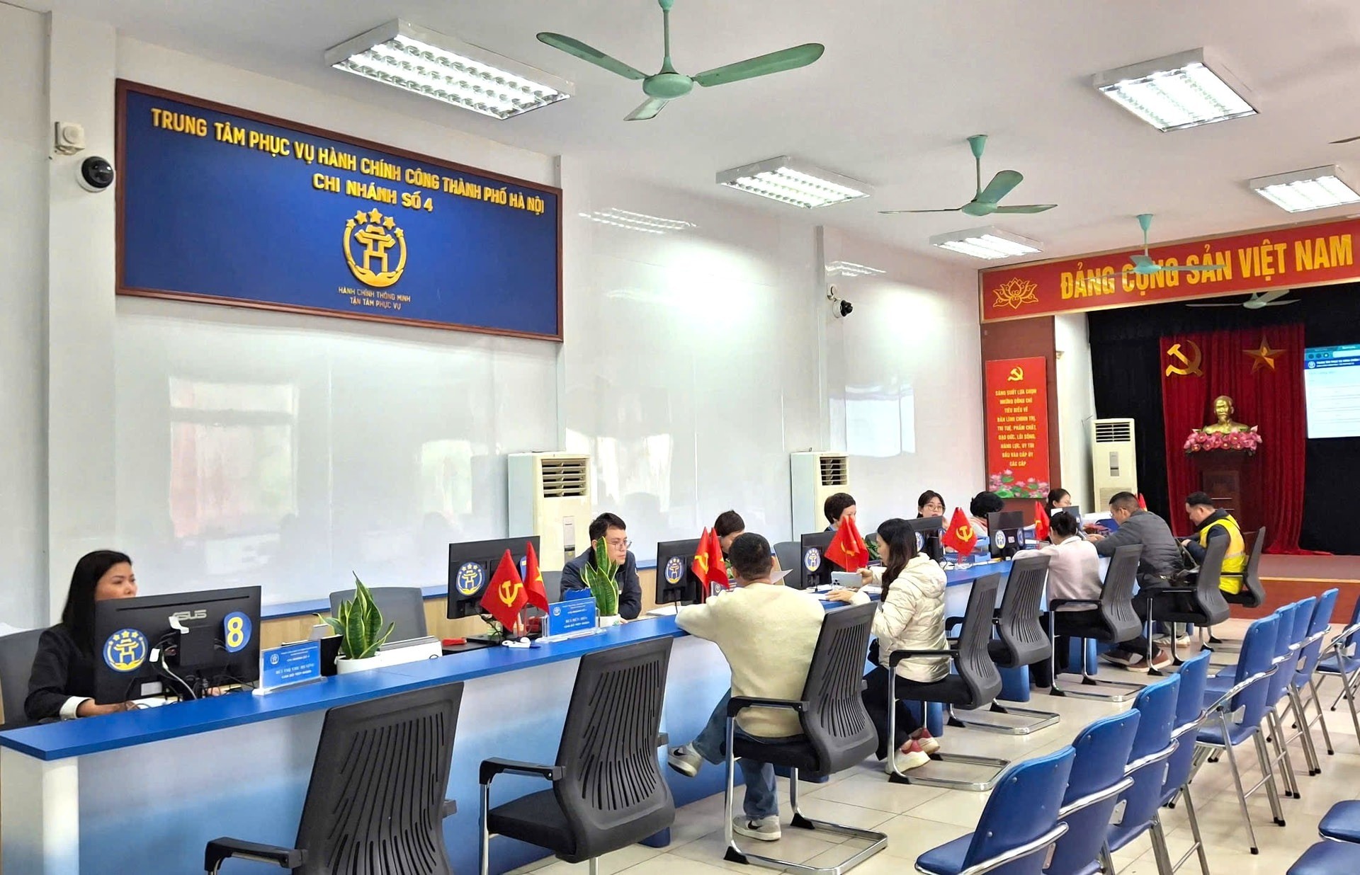 Chi nhánh số 4 - Trung tâm Phục vụ hành chính công thành phố Hà Nội nghiêm túc ứng trực trong ngày giáp Tết. Ảnh: Hiền Chi