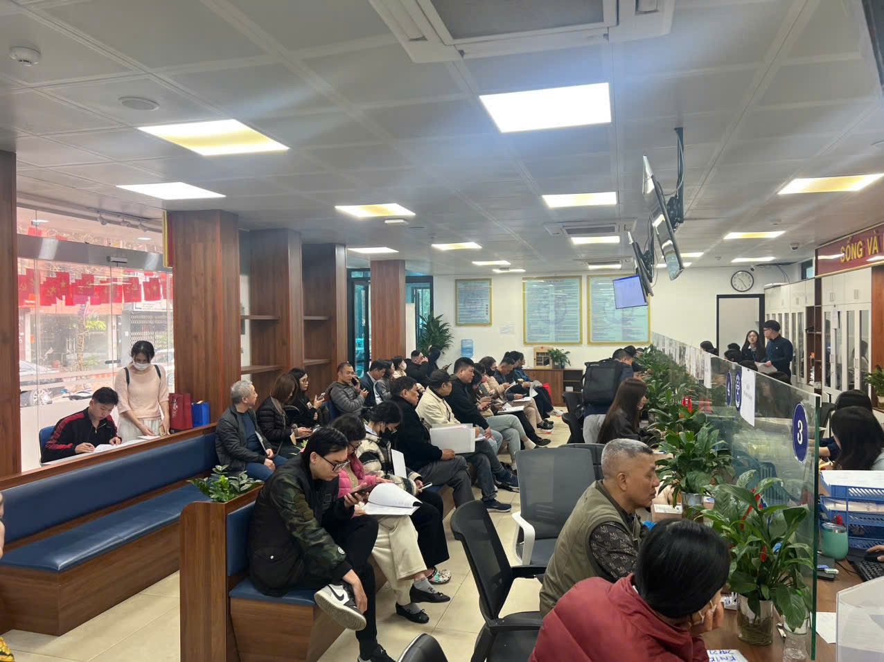 Chi nhánh số 2, Trung tâm Phục vụ hành chính công thành phố Hà Nội trong buổi làm việc cuối cùng trước kỳ nghỉ Tết Nguyên đán Bính Ngọ 2026