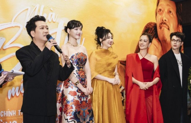 Dàn diễn viên "Nhà ba tôi một phòng" đến với khán giả Hà Nội