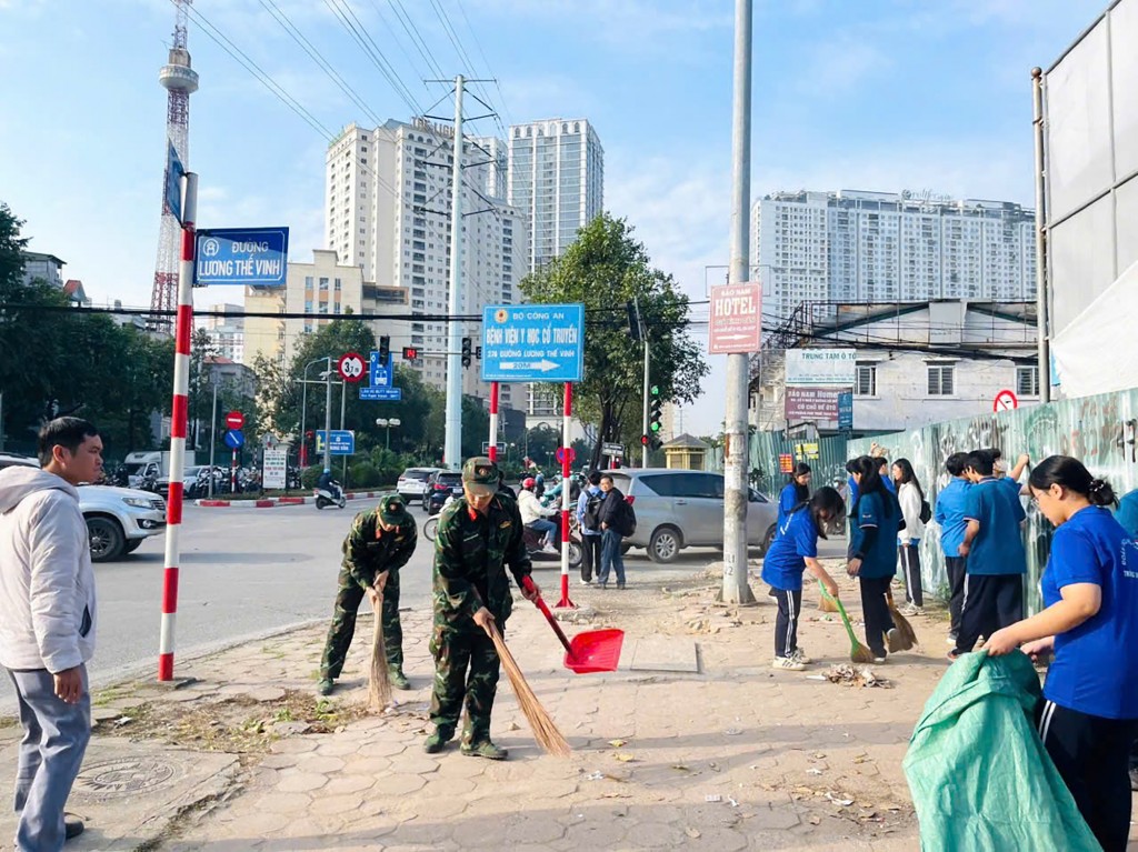 Các đơn vị quân đội trên địa bàn chung tay với người dân phường Đại Mỗ dọn vệ sinh môi trường