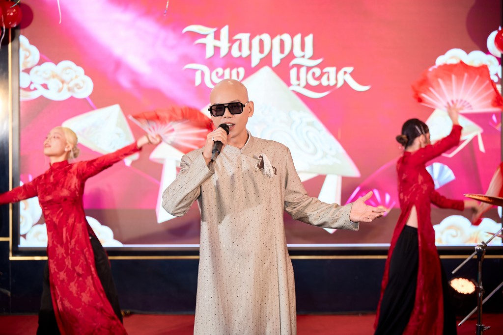 Phan Đinh Tùng lan tỏa năng lượng tích cực qua MV “Happy New Year