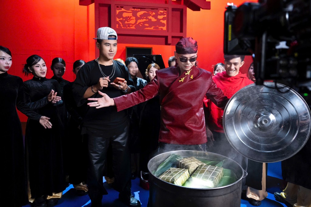 Phan Đinh Tùng lan tỏa năng lượng tích cực qua MV “Happy New Year