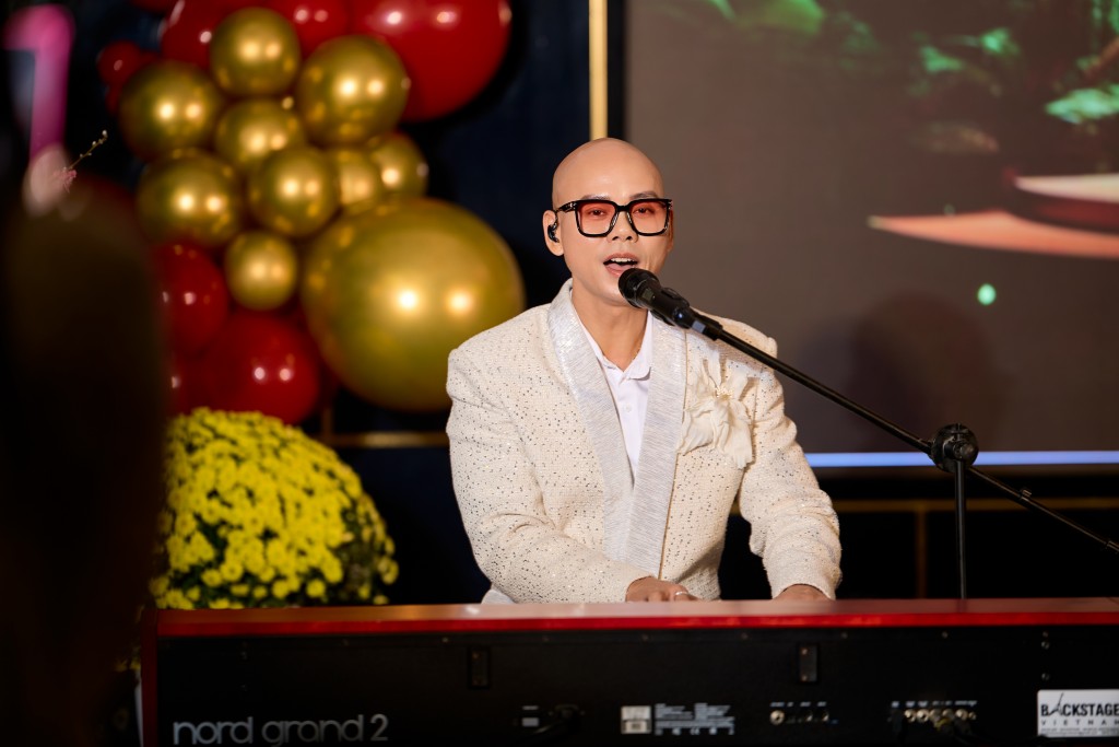 Phan Đinh Tùng lan tỏa năng lượng tích cực qua MV “Happy New Year