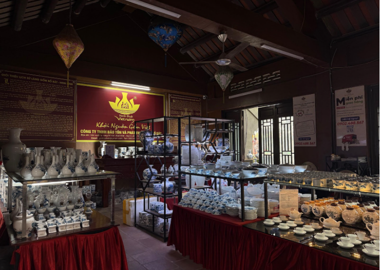 Gian hàng gốm sứ truyền thống tại Phố cổ Hoa Lư (Ảnh: Trà My)