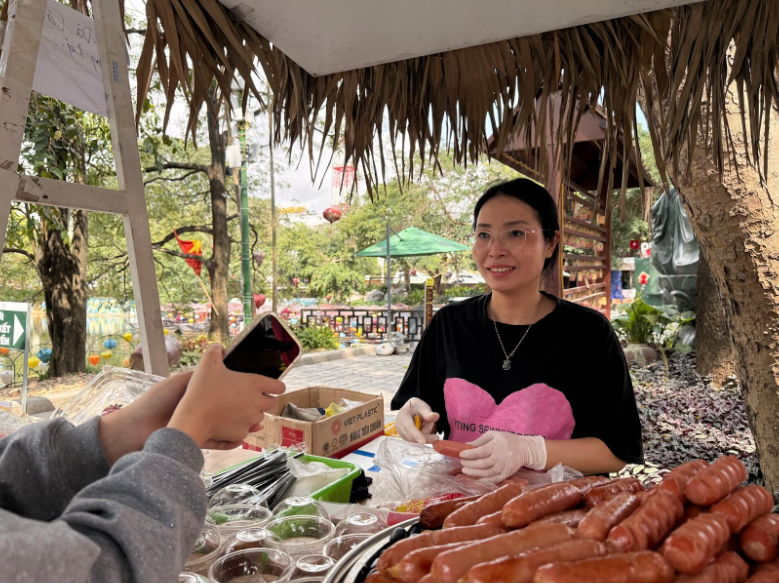 Phỏng vấn chị Đào Thu Hà - người bán đồ ăn nhanh tại Phố cổ Hoa Lư (Ảnh: Trà My)