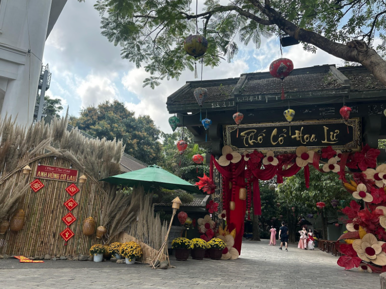 Cổng vào của Phố cổ Hoa Lư với thiết kế cổ xưa (Ảnh: Trà My)