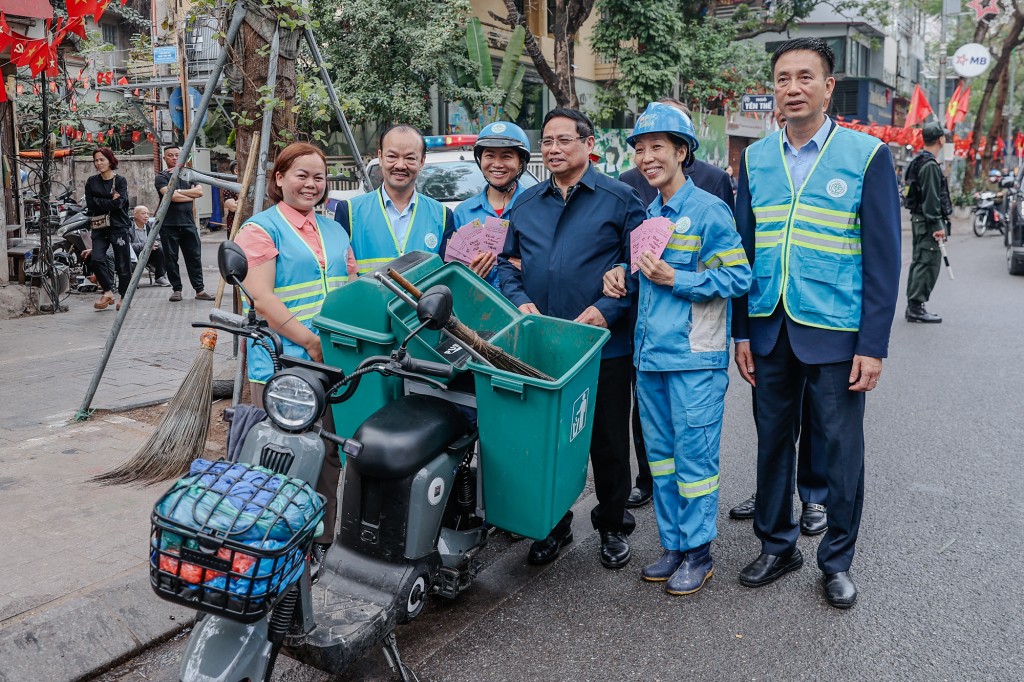 Thủ tướng thăm và động viên công nhân môi trường đô thị đang thực hiện nhiệm vụ tại Phố Nguyễn Thái Học - Ảnh: VGP/Nhật Bắc