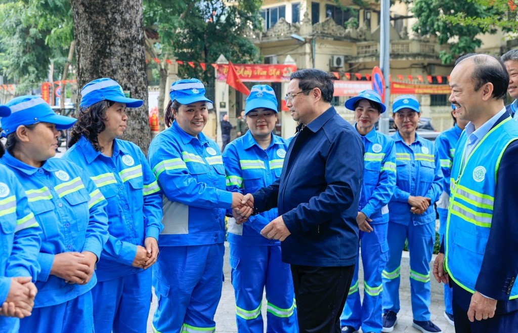 Thủ tướng Phạm Minh Chính cảm ơn, tặng quà công nhân vệ sinh môi trường tại Thủ đô