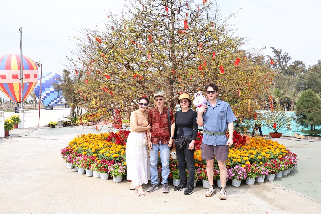 Hình ảnh chiếm sóng mạng xã hội dịp này còn là nụ cười của các gia đình du xuân tại Cần Giờ