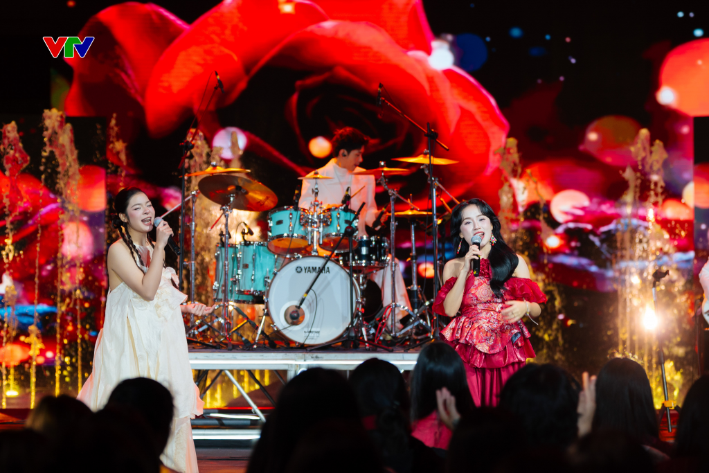 “Gió và Tình yêu thổi trên đất nước tôi”. Lên sóng lúc 22h30 ngày 16/02/2026 (đêm 29 Tết), chương trình không chỉ là một bữa tiệc âm nhạc mà còn là sợi dây kết nối hàng triệu tâm hồn người Việt
