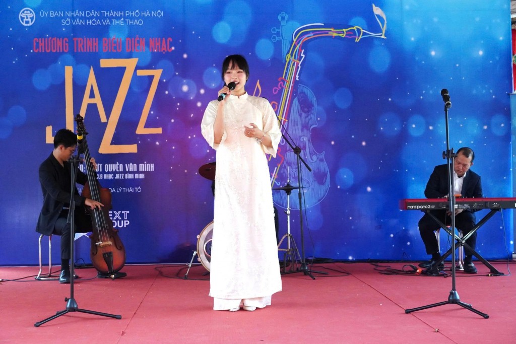 Ca sĩ trẻ Minh Thu với vẻ hồn nhiên, trong sáng, tràn đầy năng lượng