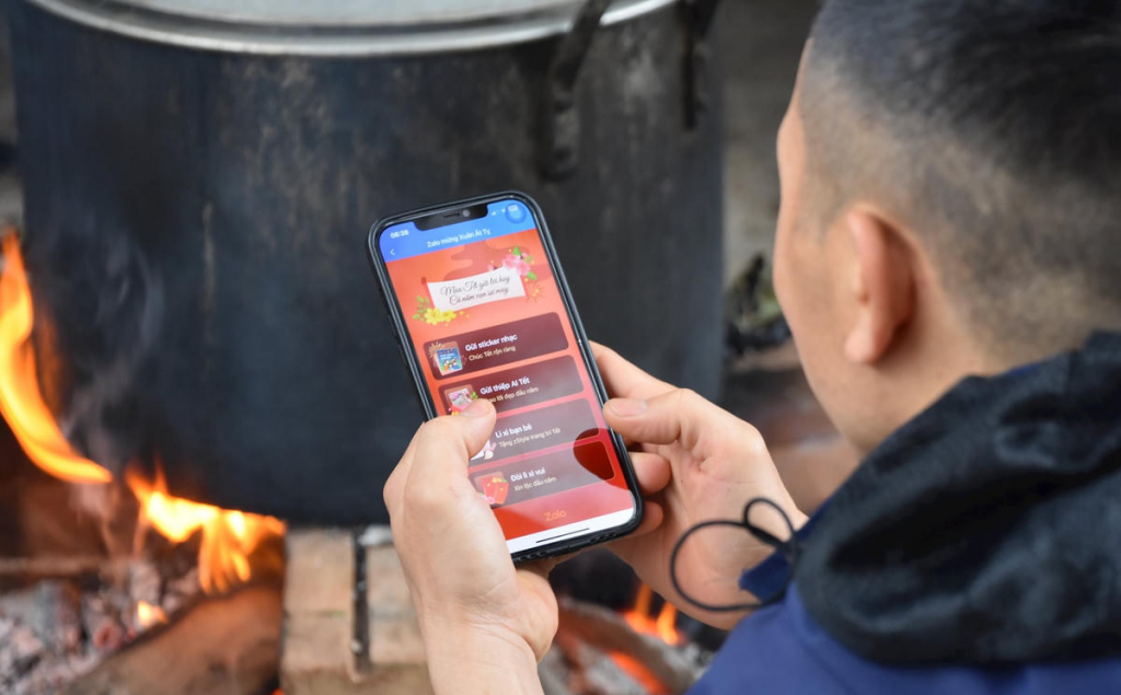 Tết của Gen Z được vận hành bằng công nghệ, được cá nhân hóa bởi dữ liệu, nhưng vẫn giữ được tinh thần nhân văn, gắn kết và sẻ chia vốn là cốt lõi của Tết Việt