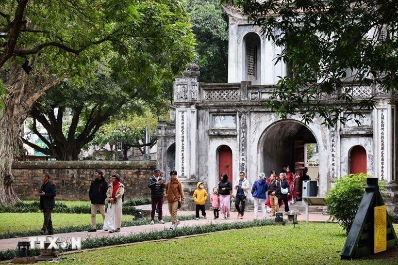 Người dân tham quan di tích Văn Miếu-Quốc Tử Giám. (Ảnh: Minh Đức/TTXVN)